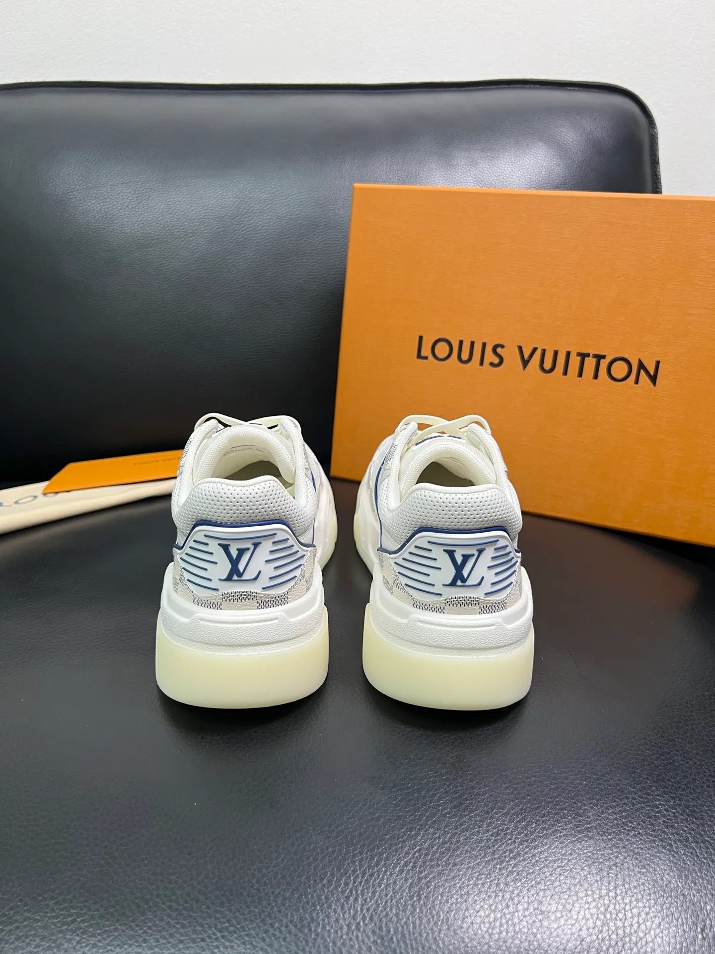 Men's shoes 💰900 Lv top purchase Louis Vuitton, counter synchronization, uppers imported from Italy cowhide, imported mesh padding soft and comfortable, soles: original soles specially provided by the original factory, T men's shoes 💰U exclusive movable molded soles super comfortable, original factory and single goods, high quality, welcome to compare, code number 38-44 (customized 45) 85883